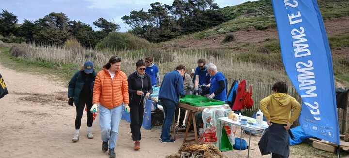 Nettoyage de plage à Locoal-Mendon
