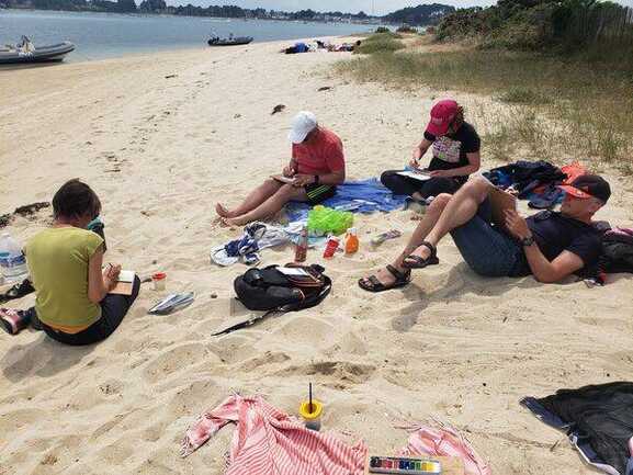 Atelier artistique sur une plage