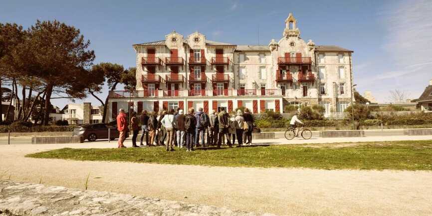groupe devant l'ex-Grand Hôtel Maguy LESSARD