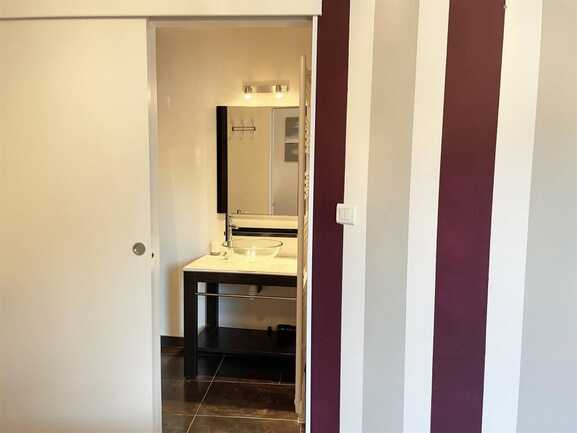 Chambre 2 - accès salle de bain