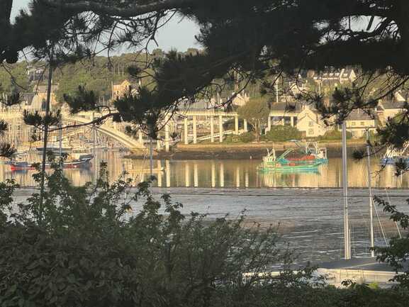 Vue des terrasses sur la baie face a la trinité sur mer