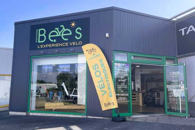  Façade local avec enseigne et porte d'entrée