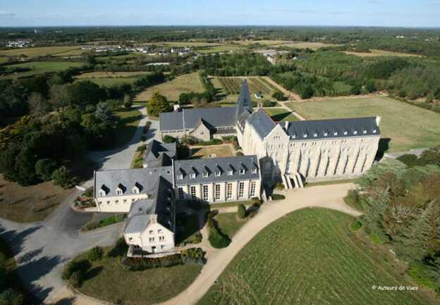 Abbaye Ste Anne-Kergonan-vue aérienne-plouharnel-morbihan-bretagne-sud