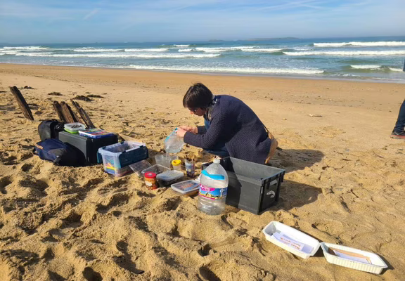 Atelier-expression-artistique-sur-la-plage