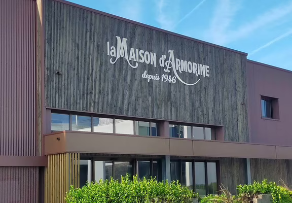 façade-avant-espace-visite-La-Maison-d'Armorine-plan-rapproché
