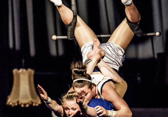Mad in Finland, cirque sous chapiteau