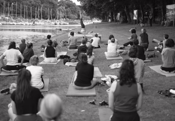 YOGA-FESTIVAL-AURAY-2025-136_N&B