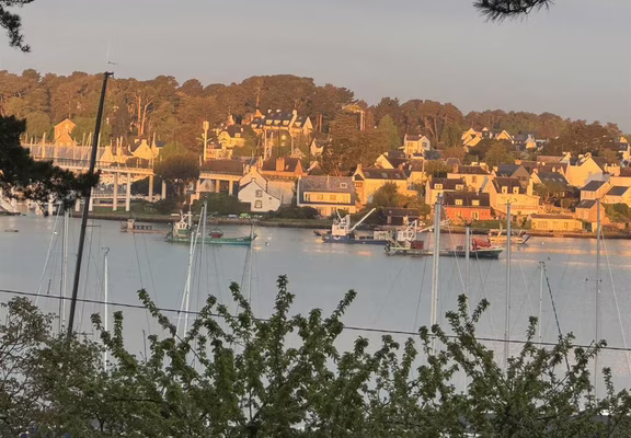Vue des terrasses sur la rivière de Crach