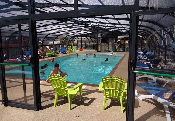vue intérieur piscine couverte