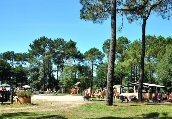 Belz Camping Naturiste CNBS la Pinède Barbecue