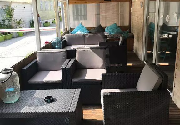 terrasse-camping-kermarquer-la-trinite-sur-mer-morbihan-bretagne