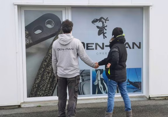 Client et technicien DEN-RAN devant la devanture - 1
