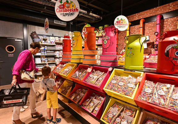 22-10-Mamie-et-petits-enfants-rayon-Loustiks-magasin-d-usine--CBZ---Loic-KERSUZAN-Morbihan-Tourisme-2