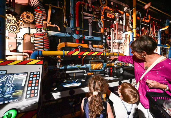 22-10-Mamie-et-petits-enfants-salle-des-machines-parcours-ludique-et-gourmand---CBZ---Loic-KERSUZAN-Morbihan-Tourisme-2