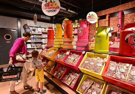 22-10 Mamie et petits enfants rayon Loustiks magasin d'usine- CBZ © Loïc KERSUZAN-Morbihan Tourisme