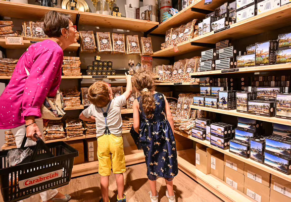22-10 Mamie et petits enfants rayon caramels magasin d'usine - CBZ © Loïc KERSUZAN-Morbihan Tourisme